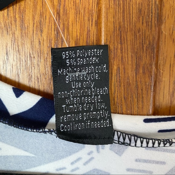 NWT Lildy V-Neck Navy Blue Floral Tunic Midi Dress - Picture 8 of 11